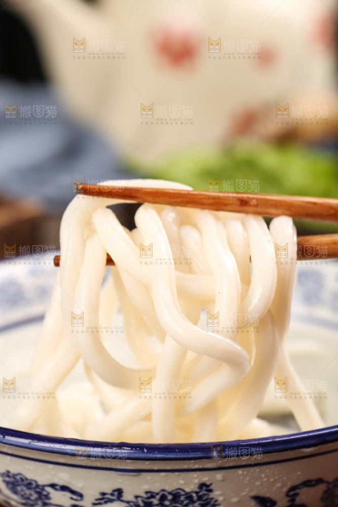 碗里装着乌冬面