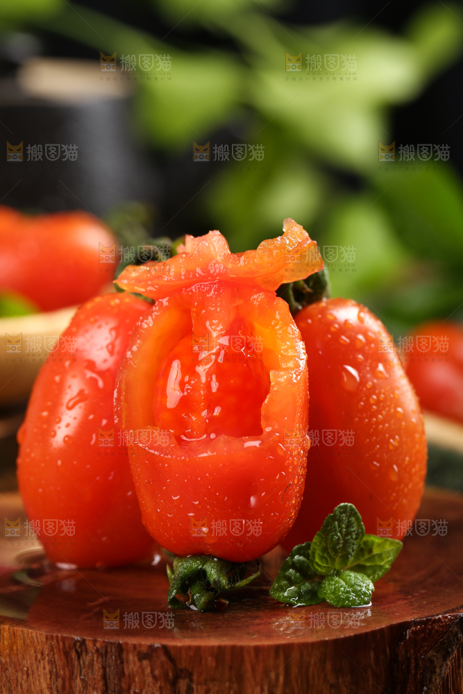 木底上放着草莓小柿子