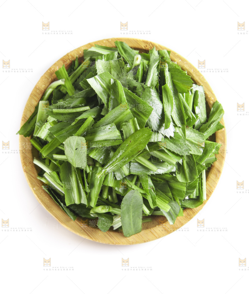 一盘切开的刺香菜放在白底上