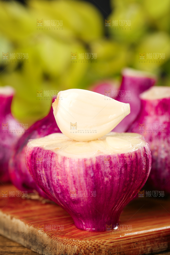 木板上上放着蒜瓣