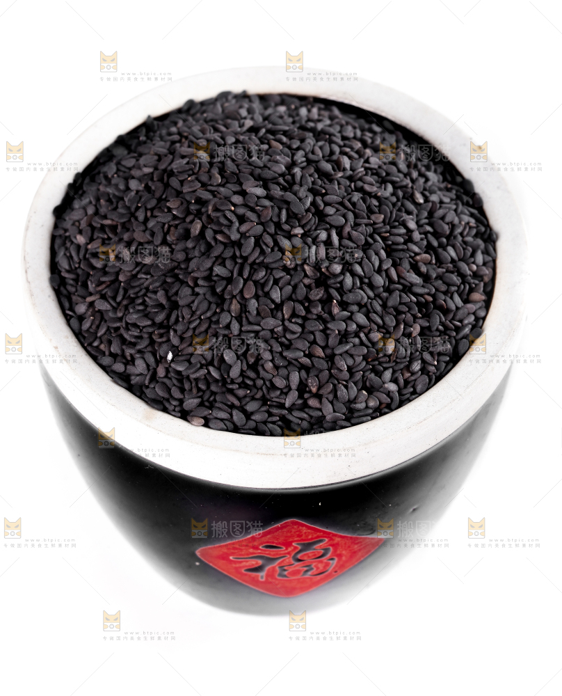 白底上放着东北新鲜黑芝麻