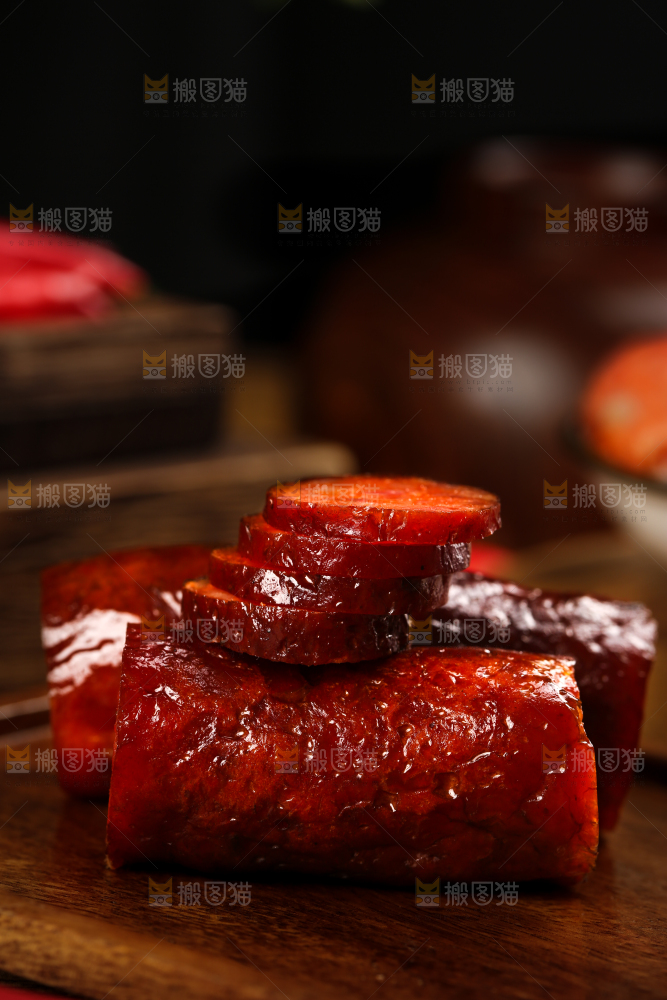 木板上摆放着烟熏香肠