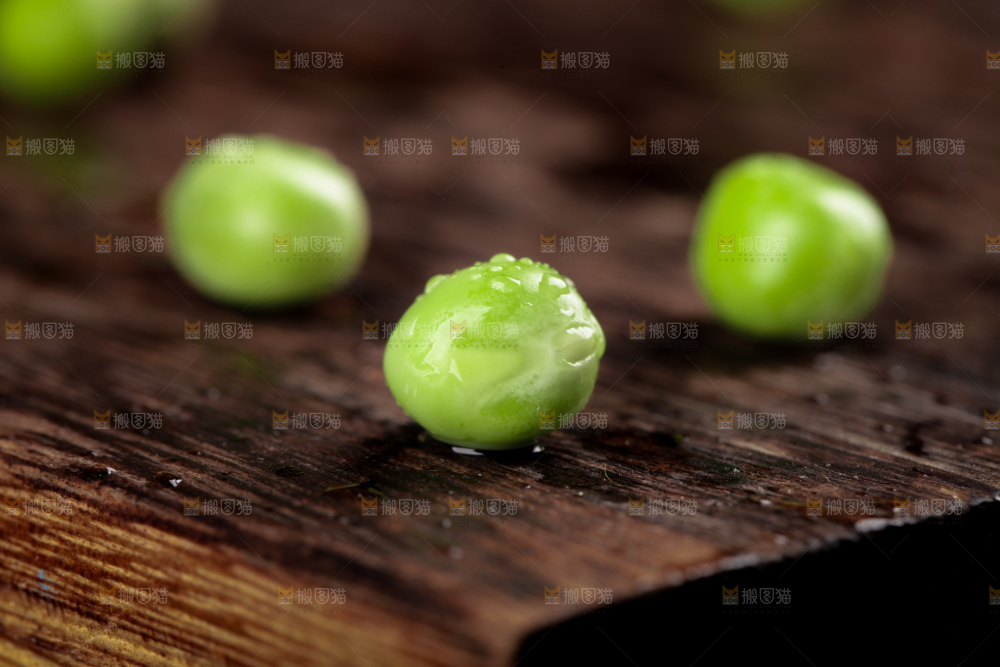 木板上摆放着云南新鲜豌豆