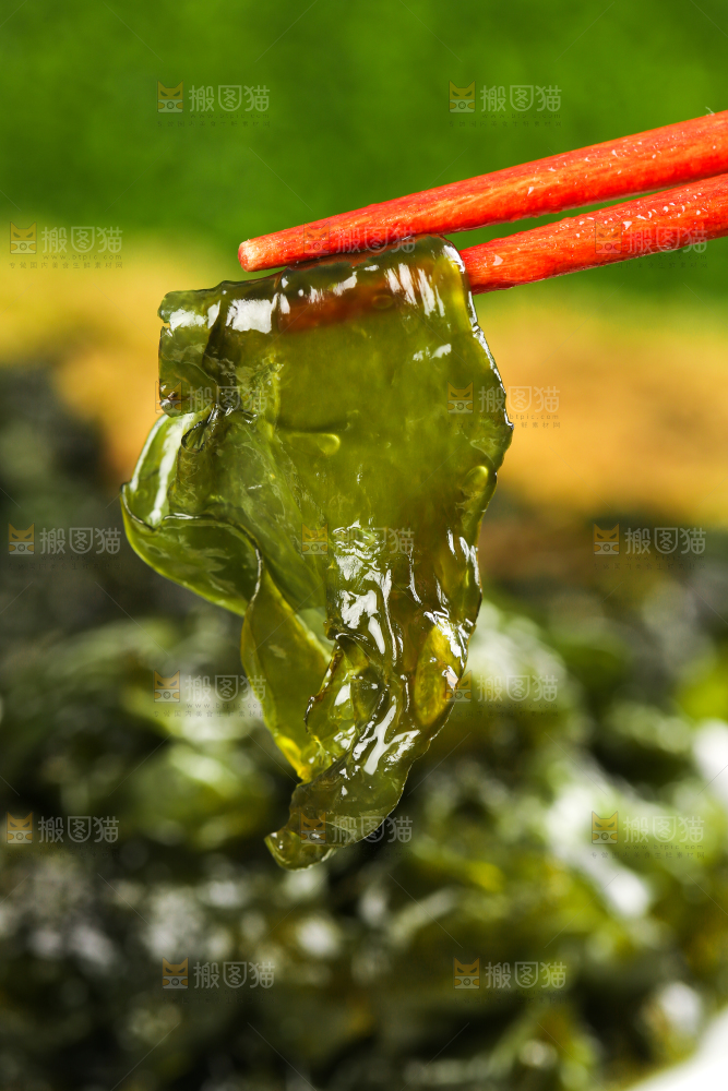 筷子上夹着地木耳