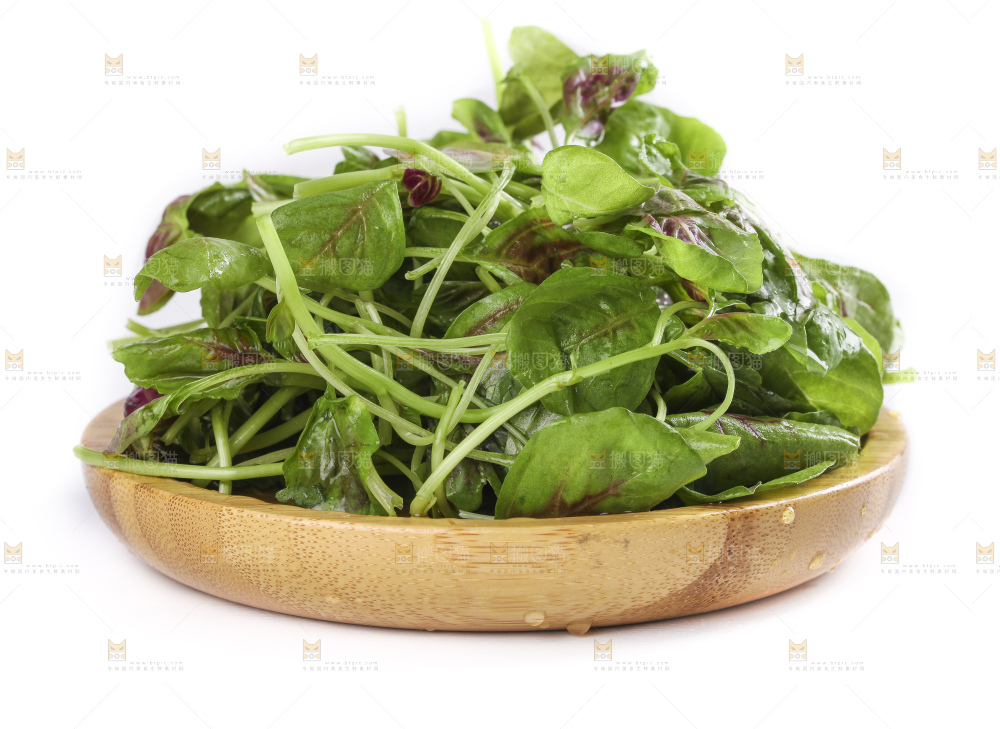 一盘农家苋菜放在白底上