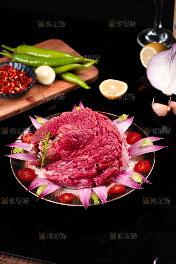 盘子里装着牛腿肉