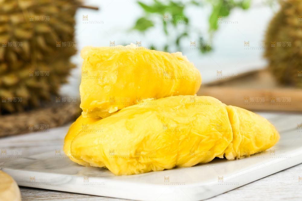 石板上放着新鲜榴莲果肉