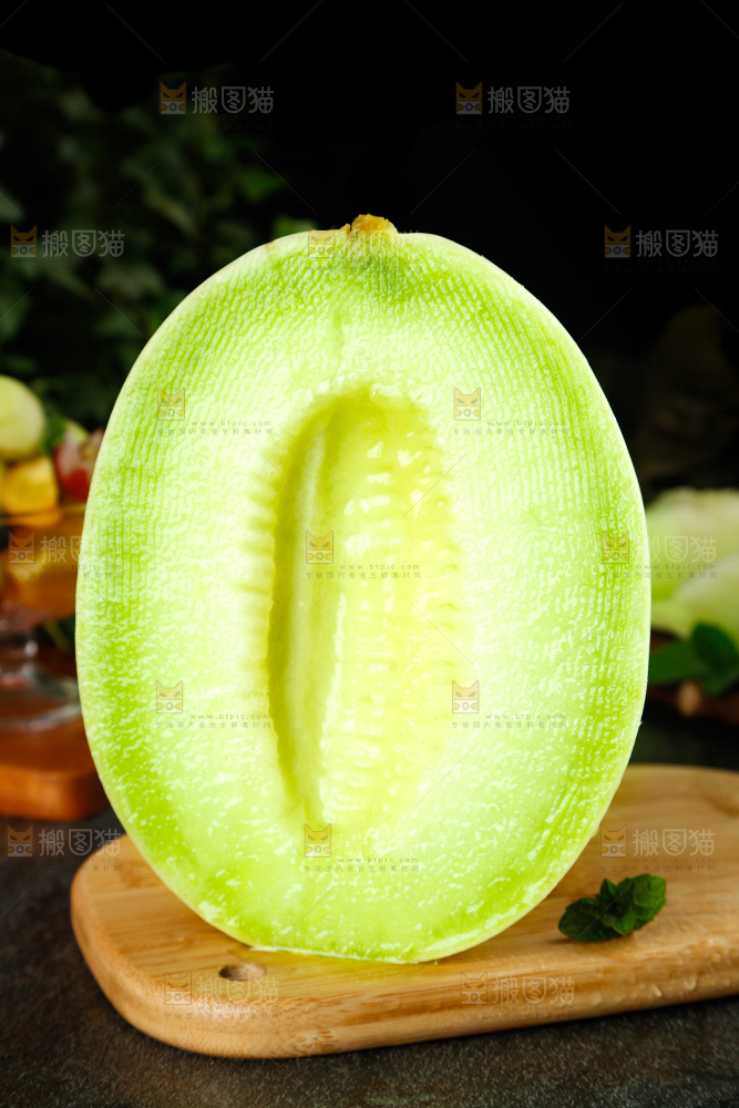 木底上放着切开的玉菇甜瓜
