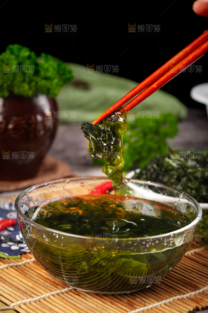 筷子上夹着地木耳