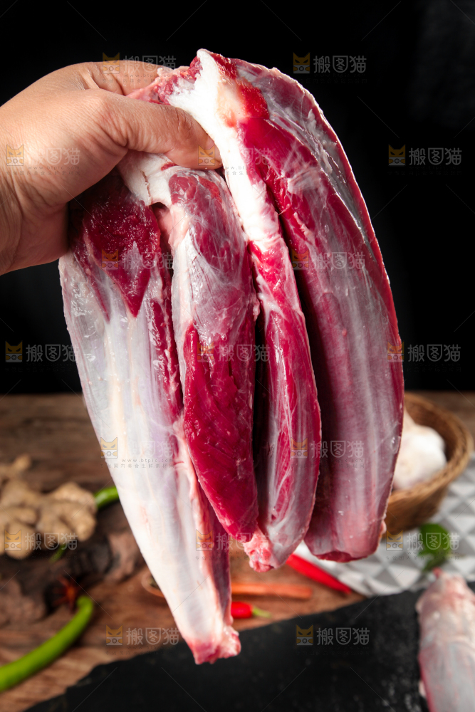 木板上放着牛腱子肉