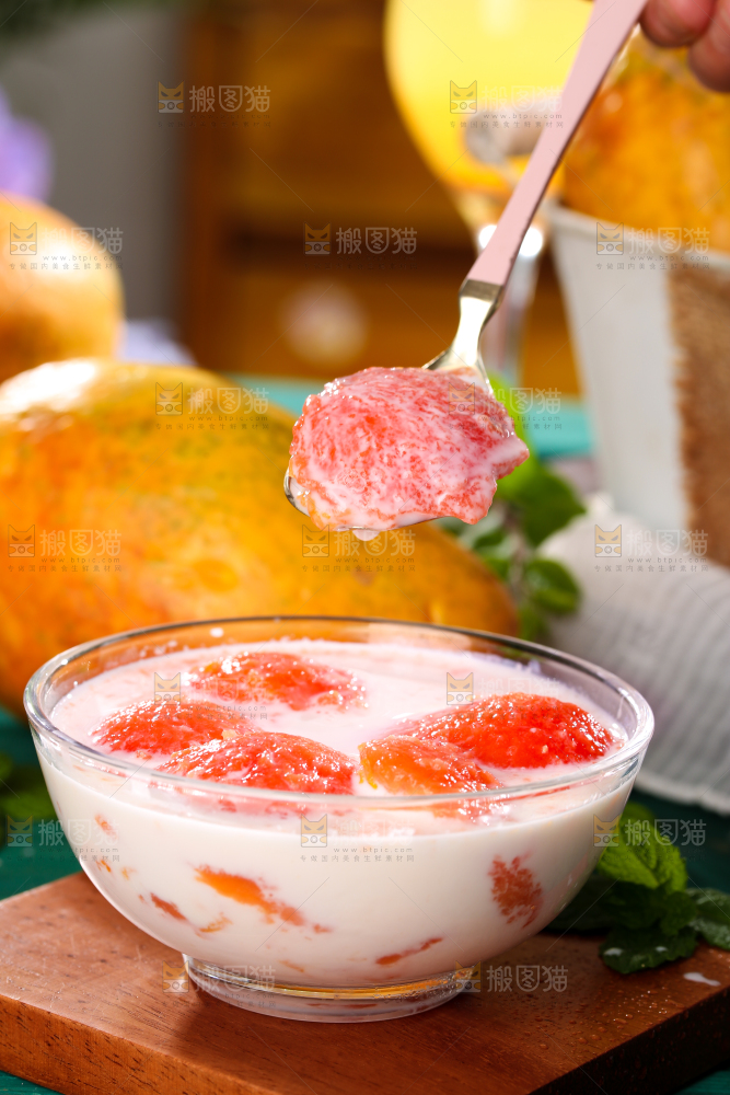 碗里装着牛奶木瓜