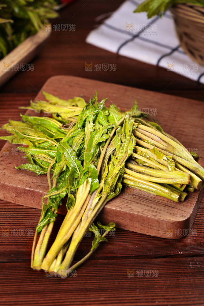 木底上的香椿芽