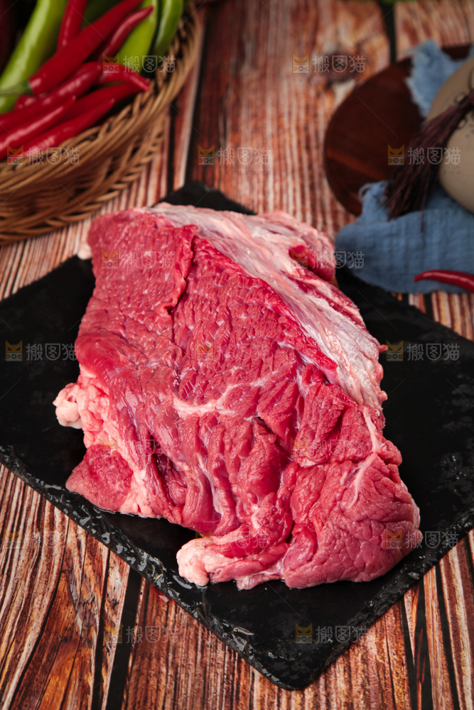 黑石板上的草原散养牛腿肉