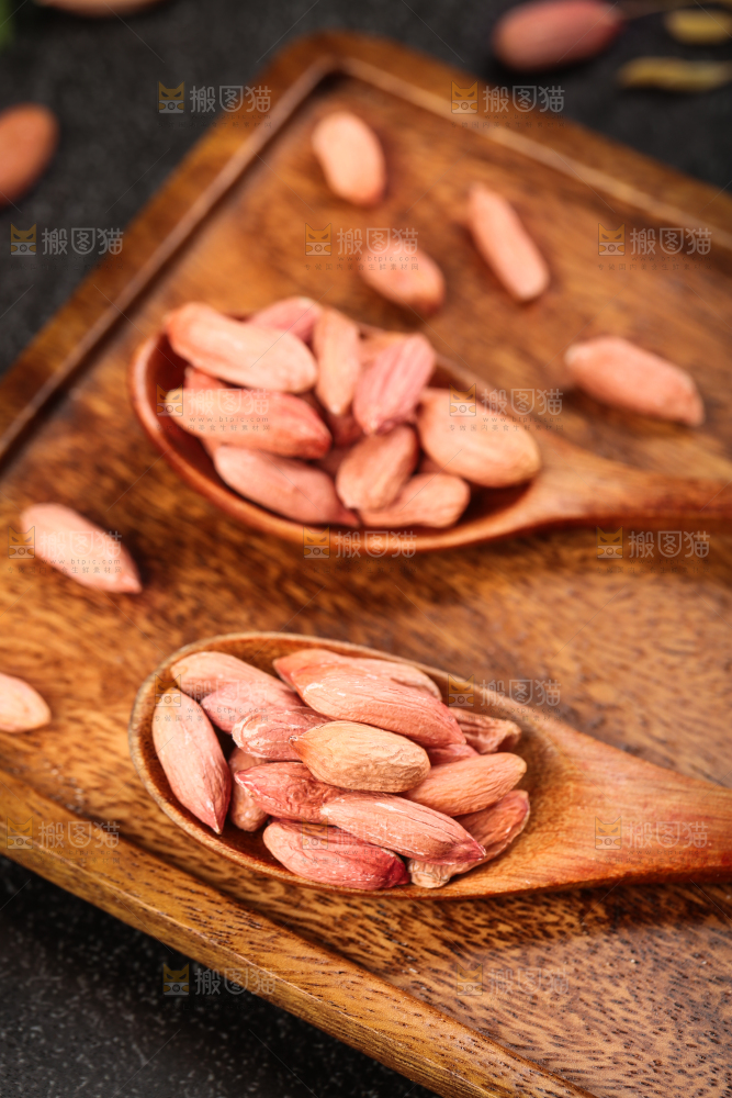 木板上放着小瘪子花生米