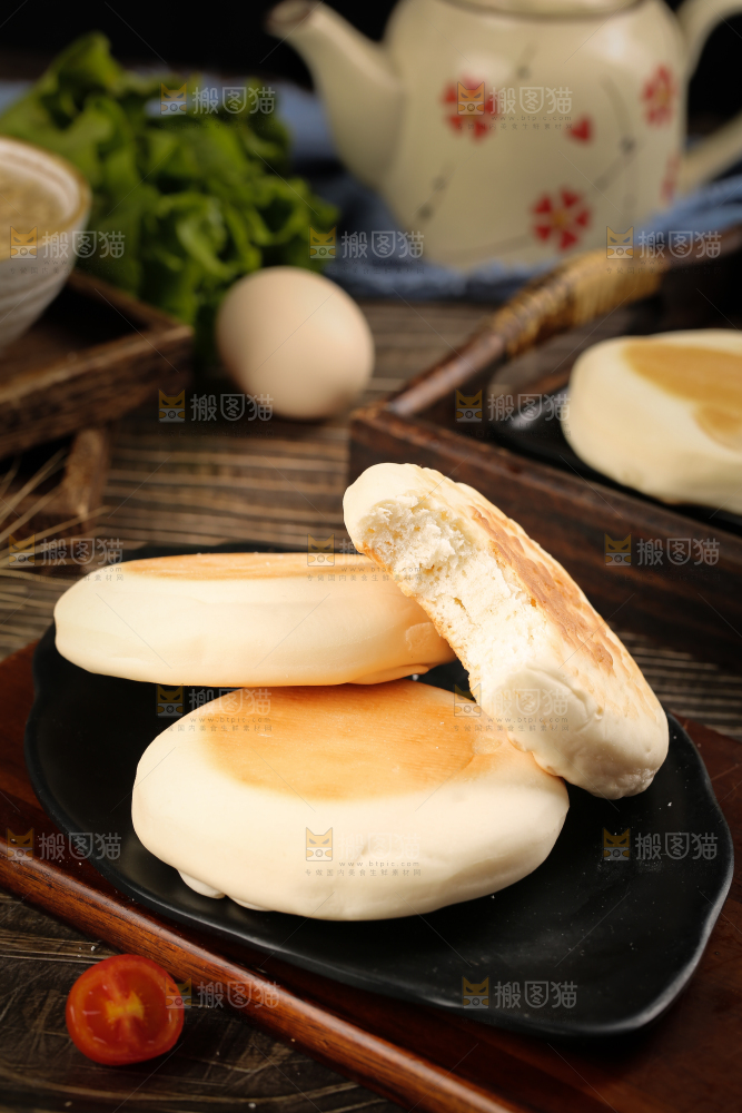 木底上放着蛋奶饼