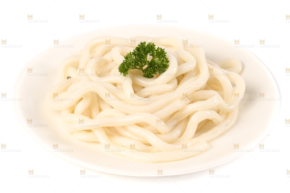 碗里泡着日式乌冬面