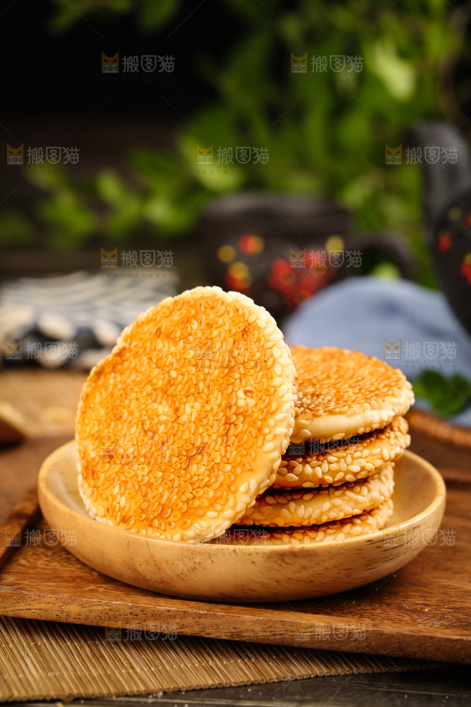 木板上放着黄石港饼