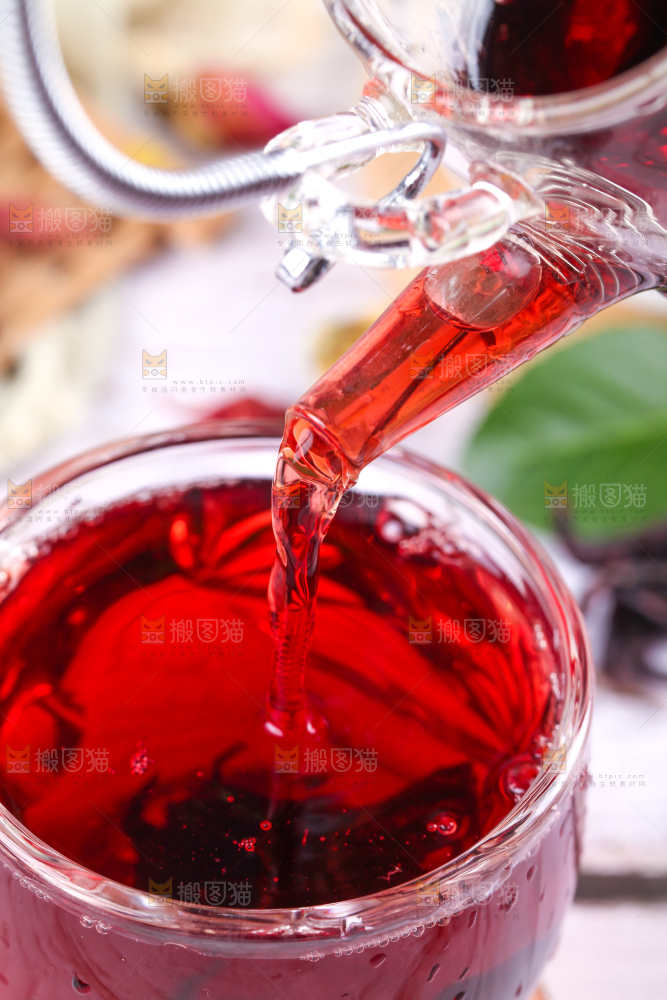 木底上放着一杯洛神花茶