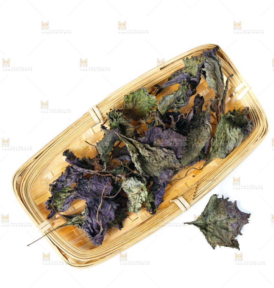 一筐干紫苏叶放在白底上