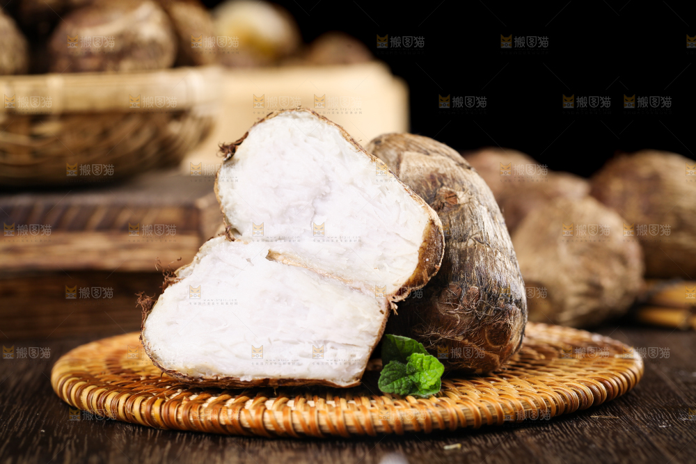 竹底上的牛奶毛芋头