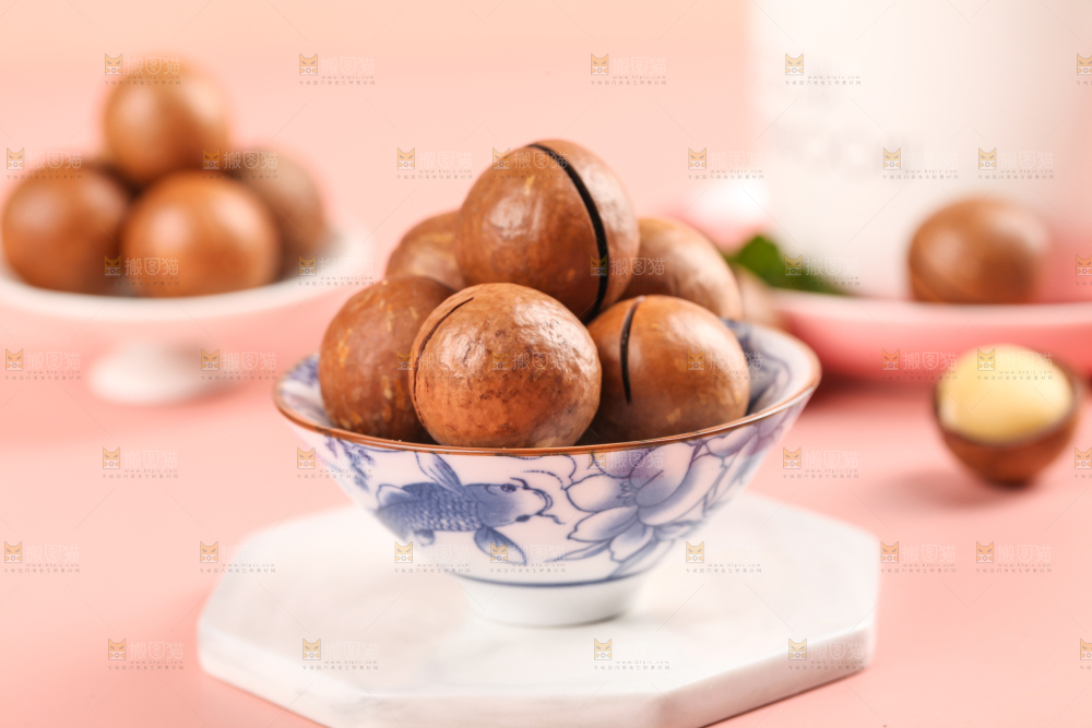 一碗奶香味夏威夷果放在石板上