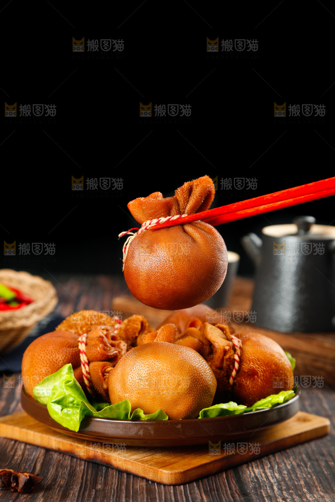 筷子夹着肚包肉
