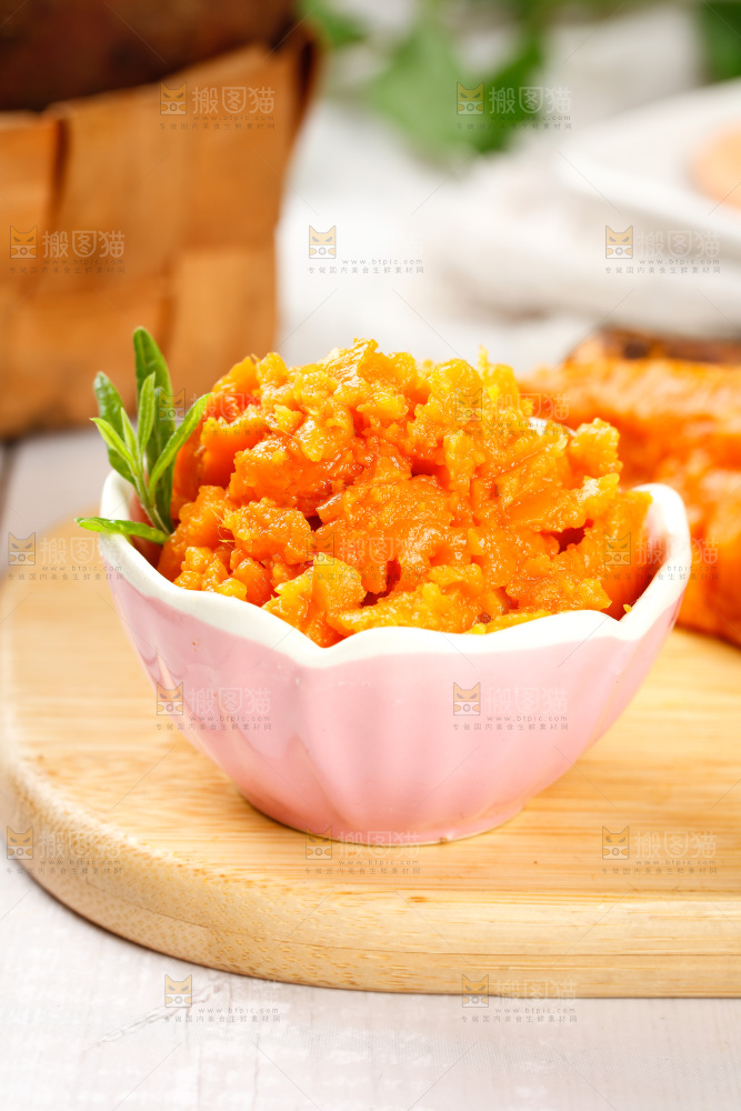 碟子里装着蜜薯果肉