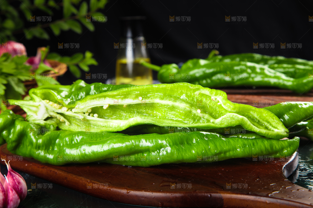 木板上放着青螺丝椒