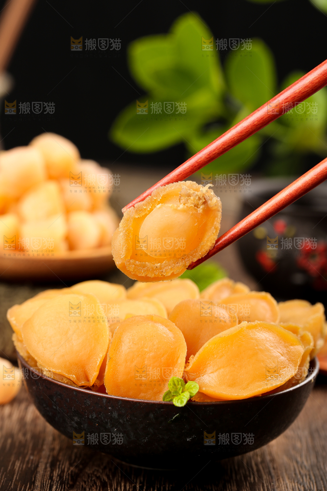 筷子夹着干鲍鱼