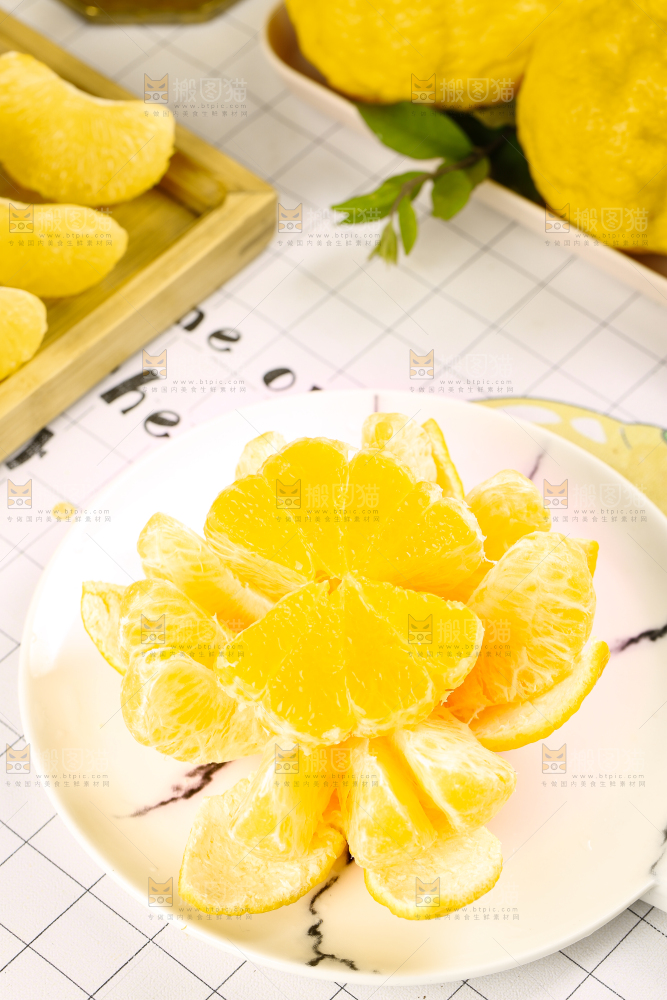 盘子里装着柠檬丑柑