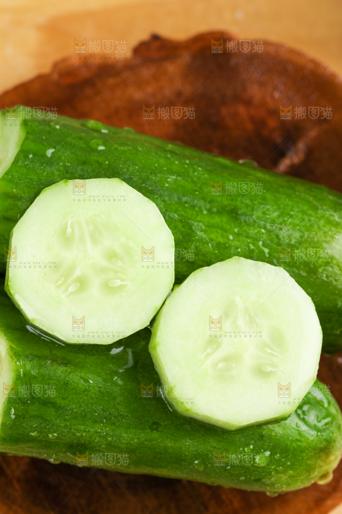 木板上放着无刺小黄瓜