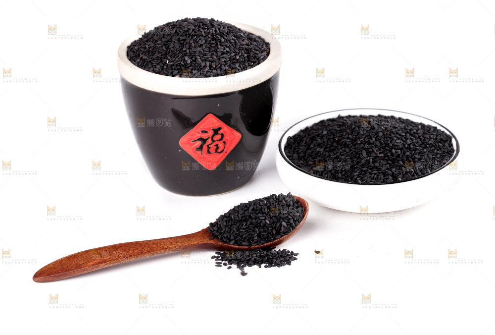 白底上放着东北新鲜黑芝麻