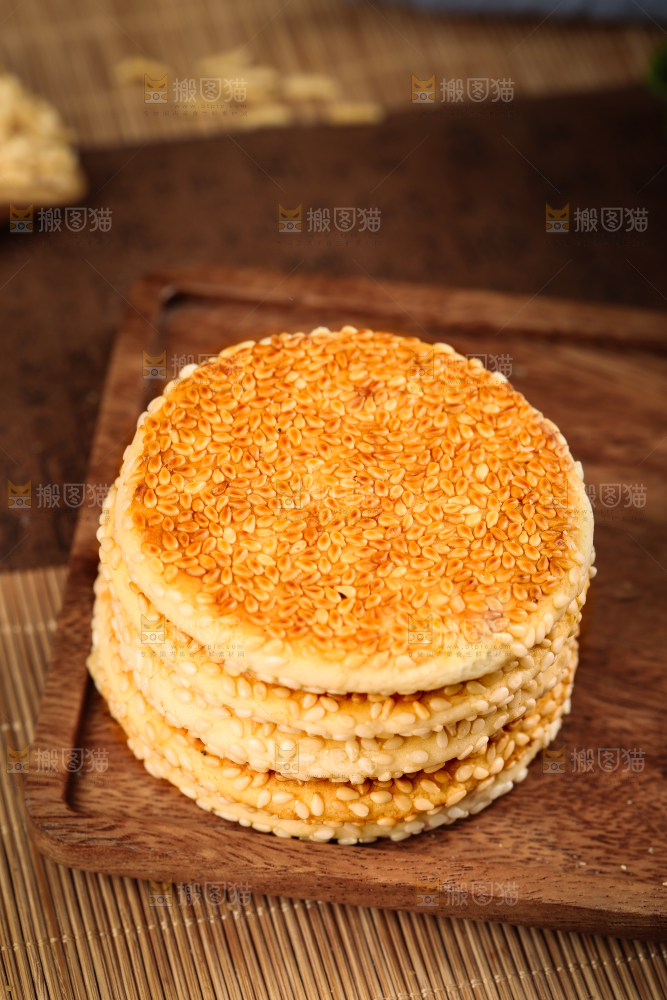 木板上放着黄石港饼