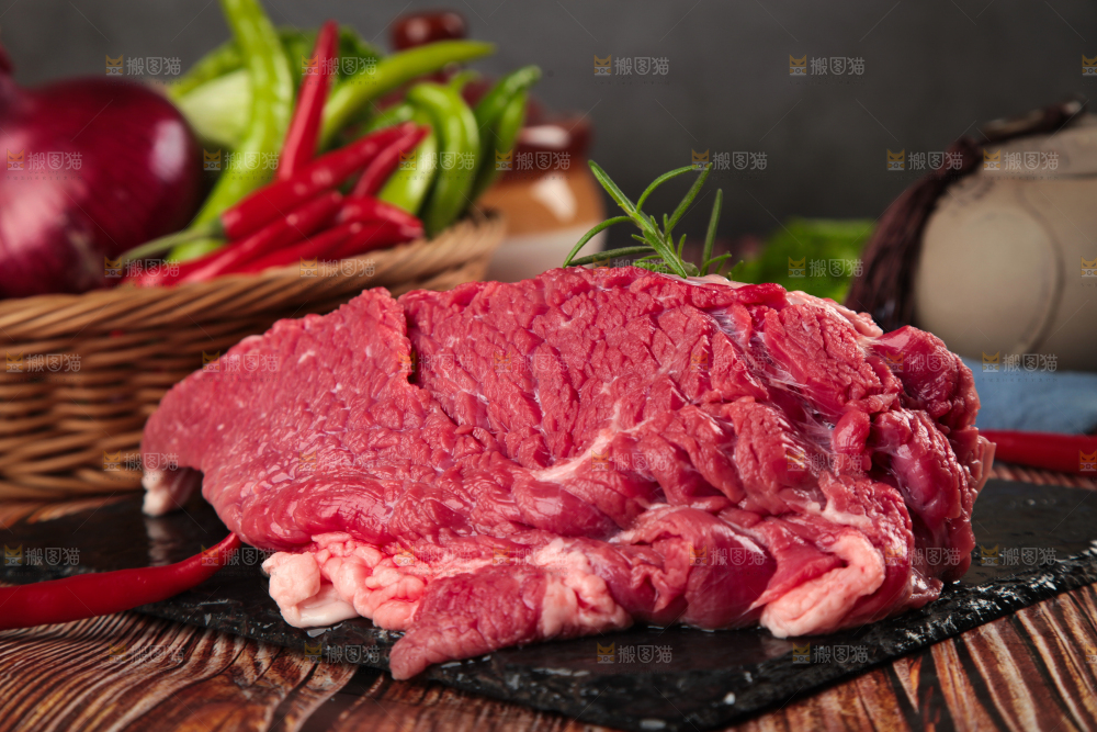 黑石板上的草原散养牛腿肉