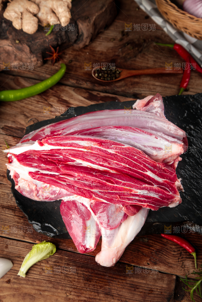 木板上放着牛腱子肉