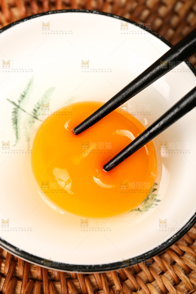 竹底上的鸡蛋黄