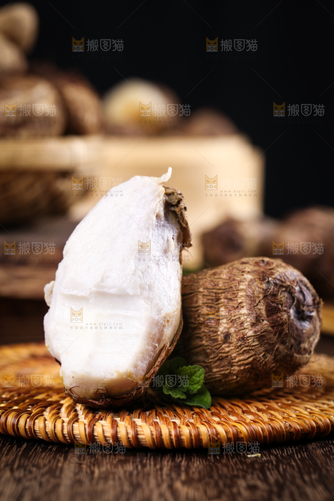 竹底上的牛奶毛芋头
