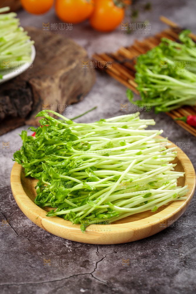 盘子里装着豌豆芽