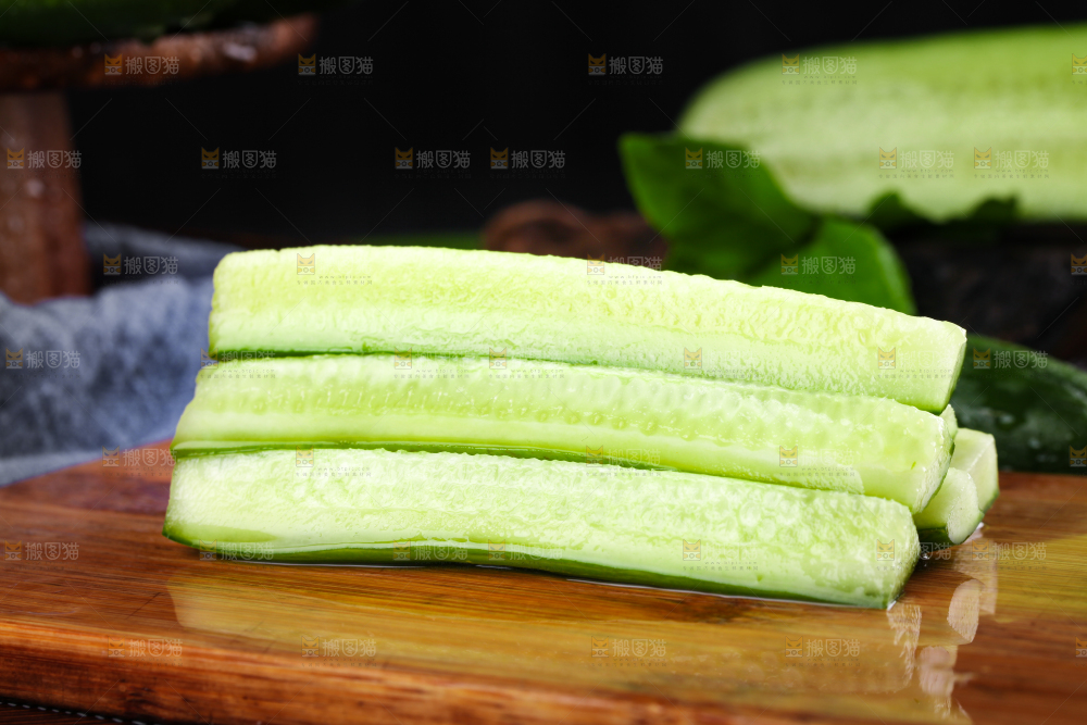 木板上放着水果小黄瓜