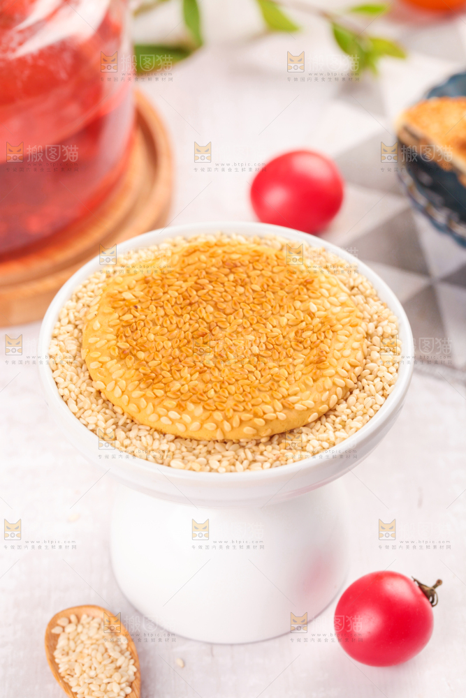 盘子里装着芝麻饼