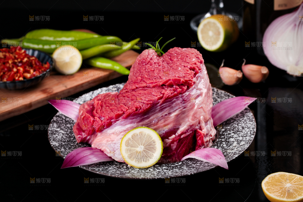 盘子里装着牛腿肉
