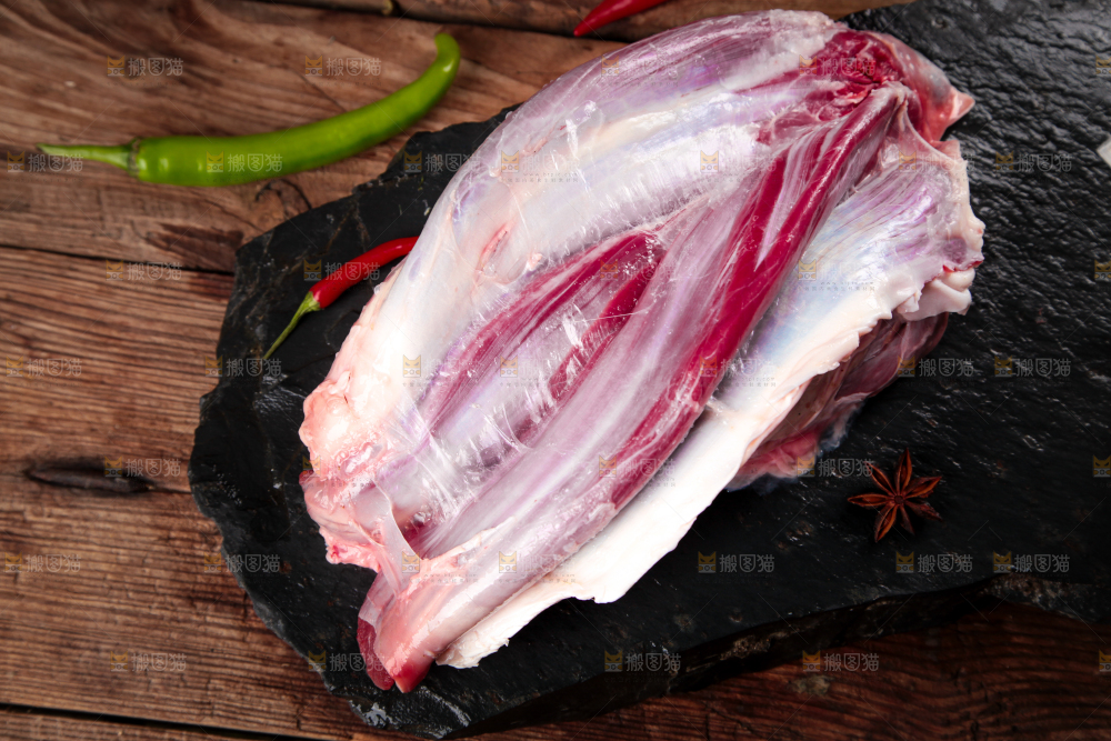 黑石板上的草原散养牛腿肉