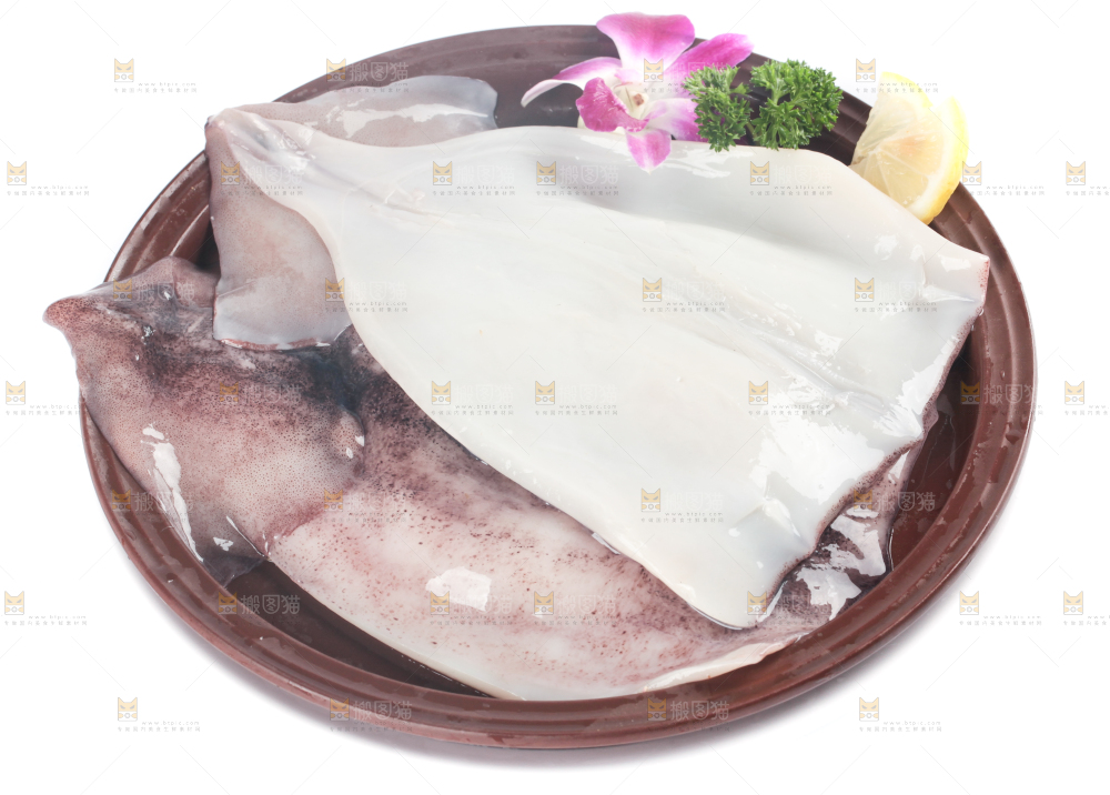 盘子里装着鱿鱼筒