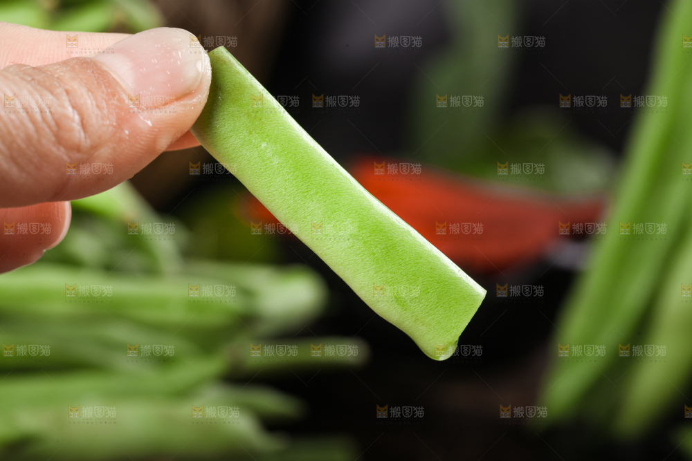 碟子里放着无筋菜豆角