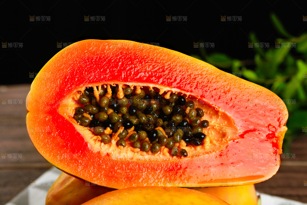 盘子里的红心木瓜