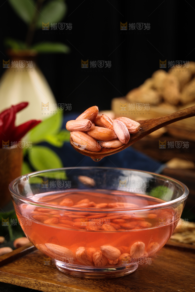 碗里装着小花生米