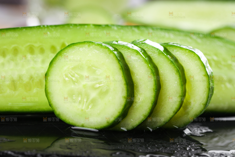 黑石板上的荷兰黄瓜