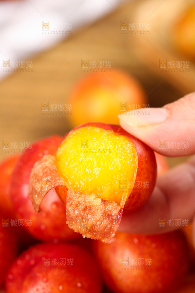 手里拿着新鲜李子