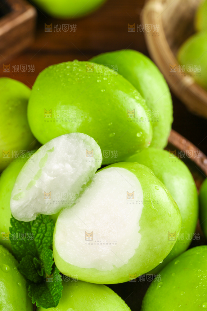 木板上放着新鲜牛奶枣