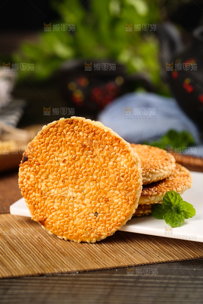 白石板上的芝麻馅饼